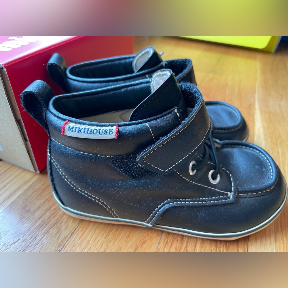 Miki House black leather shoes